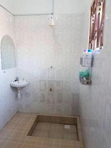 een badkamer met een wastafel, een toilet en een spiegel bij Swahili House & Art in Arusha