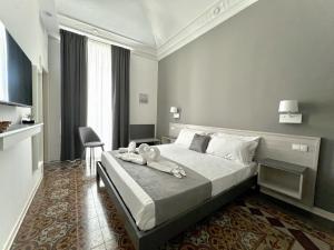 Una habitación de hotel con una cama con toallas. en Nove Volte B&B, en Catania