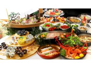 um buffet com muitos tipos diferentes de comida em uma mesa em Yunohama Onsen Hanayubi Nihonkai - Vacation STAY 67572v em Tsuruoka