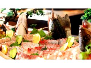 Yunohama Onsen Hanayubi Nihonkai - Vacation STAY 67572v في تسوروكا: طبق من الطعام بأنواع مختلفة من الطعام