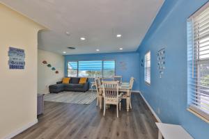 ein Esszimmer mit blauen Wänden sowie einem Tisch und Stühlen in der Unterkunft Lovely vacation home 1 block from beach & downtown Gulfport in St Petersburg