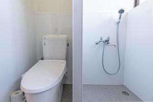 La salle de bains est pourvue d'une douche et de toilettes. dans l'établissement ocean view mint - Vacation STAY 62937v, à Minamiboso