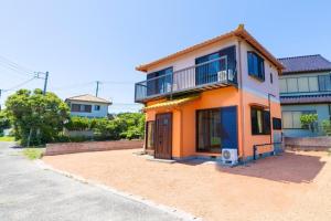 Maison orange et blanche avec balcon dans l'établissement ocean view mint - Vacation STAY 62937v, à Minamiboso