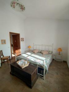 MontelateroneにあるRanch la Valle arcidossoのベッドルーム(ベッド1台、テーブル付)