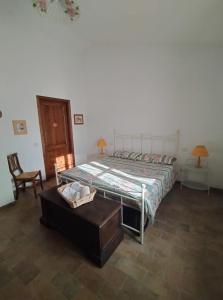 MontelateroneにあるRanch la Valle arcidossoのベッドルーム(大型ベッド1台、テーブル付)