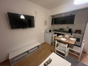 una pequeña cocina con mesa y comedor en Mondschein Appartement+Netflix+zentral, en Bochum