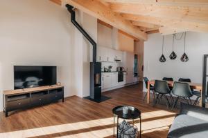 TV a/nebo společenská místnost v ubytování Chuenislodge2- zwei Balkone, gemütlicher Kamin, top Aussicht