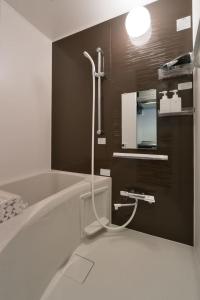 uma casa de banho com uma banheira e um lavatório em Style Wood Sangenjaya - Vacation STAY 68765v em Tóquio