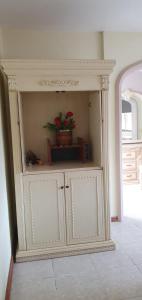 um armário branco com um vaso de plantas num quarto em hermosa habitacion en casa residencial em Guadalajara