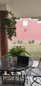 een laptop op een tafel op een patio bij hermosa habitacion en casa residencial in Guadalajara