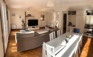 salon z kanapą i stołem w obiekcie Una habitación en mi casa - Centro de Santander w mieście Santander +30 zdjęć