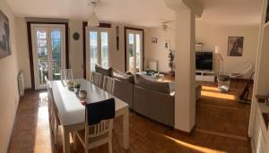 salon z kanapą i stołem w obiekcie Una habitación en mi casa - Centro de Santander w mieście Santander