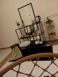 een spiegel en een stoel in een kamer bij Kayan apartment1 in Fatḩ Āl Bū Sa‘īd