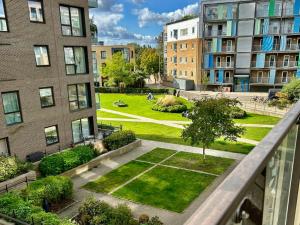 uma vista para um parque numa cidade com edifícios em FruitTrees Serviced Apartment em Cambridge