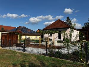 una cerca frente a una casa en Ferienhaus Albertus en Cottbus