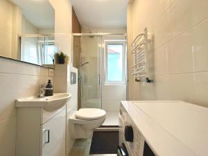 格但斯克的住宿－MMRent Blue Lagoon Room，白色的浴室设有卫生间和水槽。
