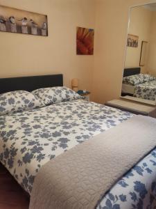 Schlafzimmer mit einem Bett und einem Spiegel in der Unterkunft Isabele in Brodarica