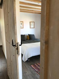 ein Schlafzimmer mit einem Bett in einem Zimmer in der Unterkunft La Casa Del Racou in Argelès-sur-Mer