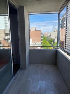 einen leeren Balkon mit Stadtblick in der Unterkunft monoambiente rosario zona pichincha in Rosario