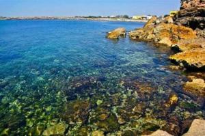 una gran masa de agua con rocas y arrecifes en Casa Vacanze "O Timpune", en Petrosino