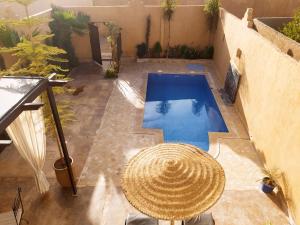 vista sulla piscina in un cortile sul retro di Villa brek a Marrakech