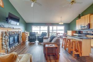 Gallery image of Kalkaska Retreat Private Hot Tub, Dock, Fireplace in Kalkaska