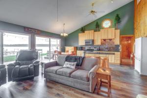 Gallery image of Kalkaska Retreat Private Hot Tub, Dock, Fireplace in Kalkaska