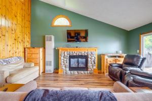 Gallery image of Kalkaska Retreat Private Hot Tub, Dock, Fireplace in Kalkaska +20 photos