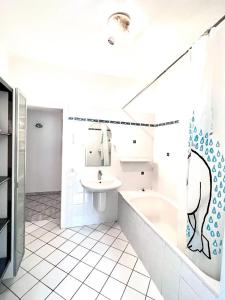 uma casa de banho com uma banheira e um lavatório em Green House bei Baden 