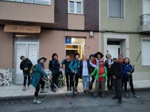 un grupo de personas de pie en frente de un edificio en Pensión Casa do Gallo Sarria, en Sarria