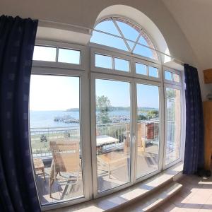 a room with a large window with a view of the ocean at SUNSET LOFT Rerik Meerblick Maisonettewohnung mit großem Balkon in Rerik