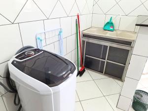 a small bathroom with a toilet and a sink at Lindo Apto102 em Primavera do Leste in Primavera do Leste
