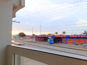 a train is parked at a train station at Lindo Apto102 em Primavera do Leste in Primavera do Leste