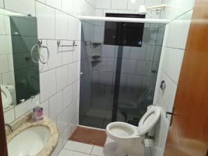 a bathroom with a toilet and a sink at Lindo Apto102 em Primavera do Leste in Primavera do Leste +34 photos