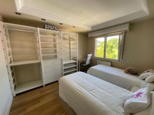 a bedroom with two beds and a window at Rayo de sol in Altamira