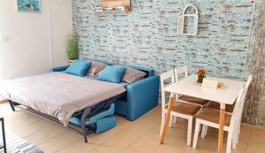 salon z łóżkiem i stołem w obiekcie Apartments Epulon w Puli +37 zdjęć