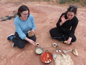 zwei Frauen sitzen mit Essen auf dem Boden in der Unterkunft - Trekking from Dana to Petra in Dana + 178 Fotos