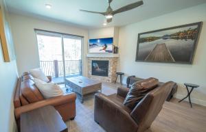 sala de estar con muebles de cuero y chimenea en Clearwater Lofts Bldg 2 303, en Keystone