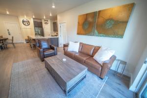 sala de estar con sofá y mesa de centro en Clearwater Lofts Bldg 2 303, en Keystone