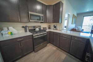 cocina con armarios de madera y horno con fogones en Clearwater Lofts Bldg 2 303, en Keystone