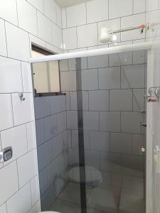 een badkamer met een glazen douche en een toilet bij Lindo Apto105 em primavera do Leste in Primavera do Leste
