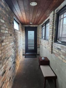 un pasillo con una puerta, un banco y una mesa en Featured in Chicago Socials Most Luxurious Airbnbs, en Chicago
