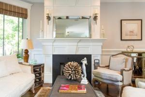 sala de estar con chimenea y espejo en Featured in Chicago Socials Most Luxurious Airbnbs, en Chicago
