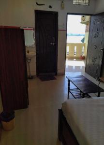 una habitación con una puerta y una mesa en Flagship Mak Residence, en Shamshabad