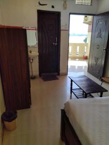 una habitación con una puerta y una mesa en una habitación en Flagship Mak Residence, en Shamshabad
