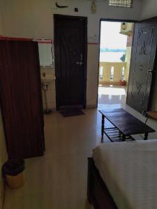 una habitación con una puerta y una mesa en Flagship Mak Residence, en Shamshabad