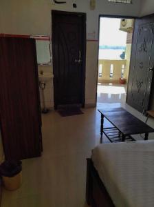 una habitación con una mesa y una puerta en Flagship Mak Residence, en Shamshabad