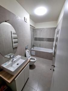 Ванная комната в Apartament CWA 1 Aeroport Otopeni
