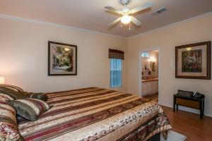 1 dormitorio con 1 cama y ventilador de techo en The Blue Nile! Your Florida Vacation is Calling. Vacation, Leisure or Business, en Homosassa