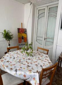 una mesa de comedor con un patrón de mariposa. en Rivière Hostel en Córdoba
